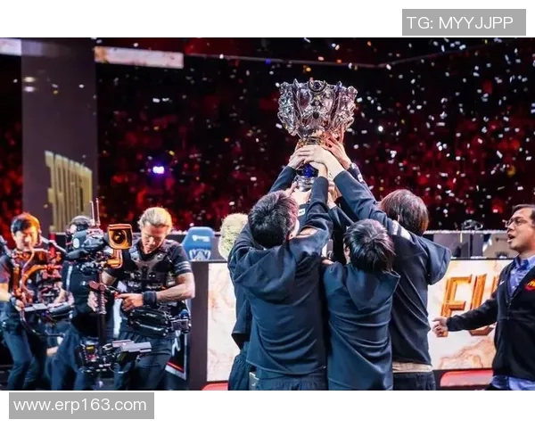 FPX战队以57分稳居世界冠军杯积分榜首位争夺荣誉再创辉煌